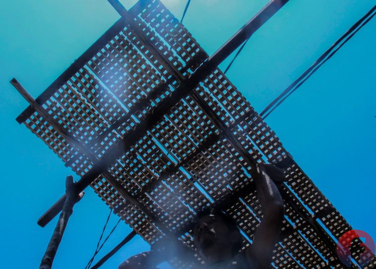 Sahuri meletakan cetakan getah gambir dipenjemuran dalam proses pengelolaan getah gambir, di Desa Toman, Kecamatan Babat Toman, Muba, Jumat (10/9/2021). (fornews.co/mushaful imam)