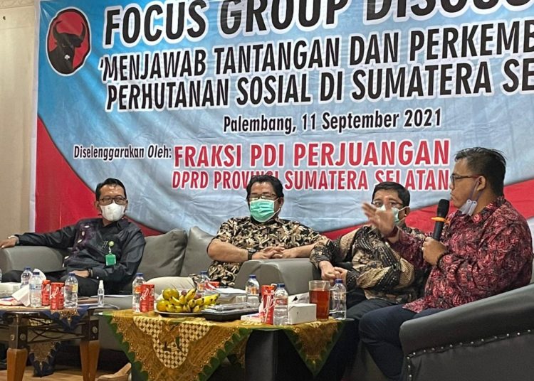 Ketua DPD PDI Perjuangan Sumsel, Giri Ramanda N Kiemas, saat berbicara pada FGD Menjawab Tantangan dan Perkembangan Perhutanan Sosial di Sumsel, di Kantor DPD PDI Perjuangan Sumsel, Sabtu (11/9/2021). (fornews.co/ist)