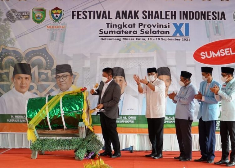 Gubernur Sumsel Herman Deru, didampingi Pj. Bupati Muara Enim, Nasrun Umar, saat menutup secara resmi FASI di Pondok Pesantren Syuhrotul Islam Gelumbang, Muara Enim, Minggu (19/9/2021). (fornews.co/humas pemprov sumsel)