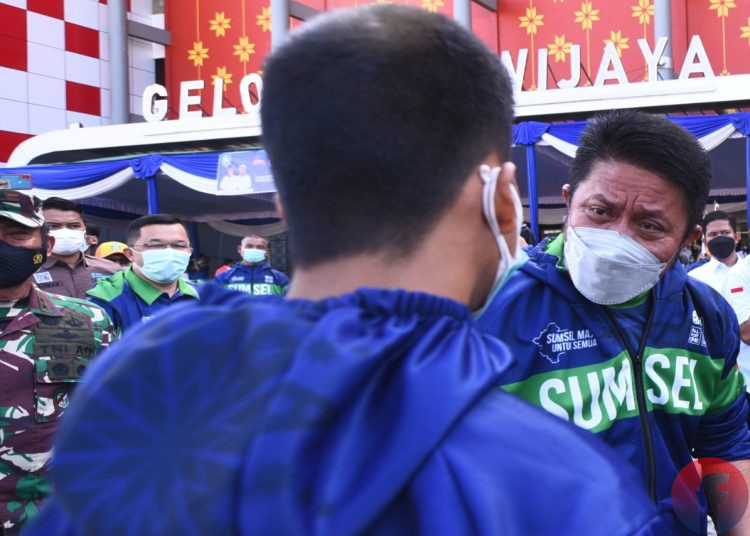 Gubernur Sumsel, Herman Deru, berbincang dengan atlet yang akan mengikuti PON XX Papua di Plaza Stadion Gelora Sriwijaya Jakabaring Palembang, Rabu (15/9/2021). (fornews.co/mushaful imam)