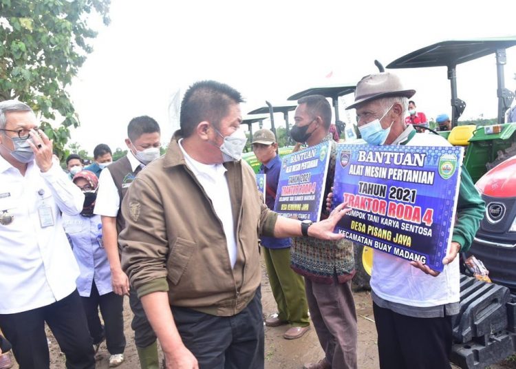 Gubernur Sumsel, Herman Deru saat memberikan bantuan alat pertanian berupa tractor roda 4, kepada kelompok tani Karya Sentosa, Desa Pisang Jaya, Kabupaten OKU Timur, Selasa (7/9//2021). (fornews.co/humas pemprov sumsel)