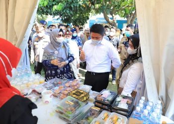 Gubernur Sumsel, Herman Deru, saat melihat salah satu stand kuliner pada penutupan Sriwijaya Coffee and Culinary Fest 2021 di Pulau Cempako Taman Purbakala Kerajaan Sriwijaya Palembang, Senin (27/9/2021). (fornews.co/humas pemprov sumsel)