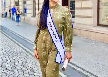 Jihane Almira Chedid, wakil Indonesia pada ajang Miss Supranational 2021, saat mengenakan Gambo Muba pada sesi pemotretan. (fornews.co/ist)