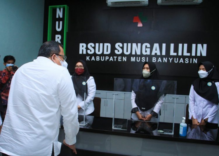 Bupati Muba, Dodi Reza Alex, saat berbicara dengan petugas di RSUD Sungai Lilin, penyerahan bantuan oksigen konsentrator untuk RSUD Sungai Lilin dan Peresmian Bank Darah RSUD Sungai Lilin, Kamis (2/9/2021) kemarin. (fornews.co/humas pemkab muba)