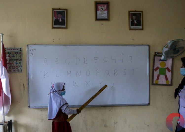Murid Kelas 1 SDN 41, Kelurahan 20 Ilir D IV Kecamatan Ilir Timur I Palembang mulai belajar di kelas, Senin (6/9/2021). (fornews.co/mushaful imam)