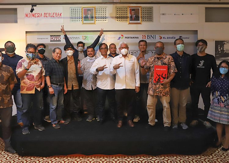 Ketua Umum PFI, Reno Esnir bersama para penguji usai pembukaan Training of Trainers (TOT), di Galeri Foto Jurnalitik Antara (GFJA), Senin (20/9/2021). (fornews.co/ist)