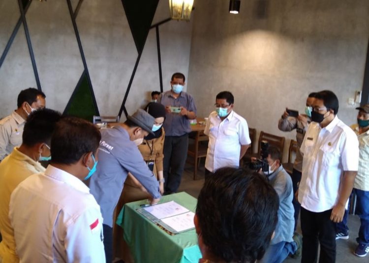 Suasana penandatanganan NKK pola KTH Suban Sepakat, Desa Sako Suban dengan PT REKI dan Dinas Kehutanan Sumsel, Kamis (9/9/2021). (fornews.co/humas pemkab muba)