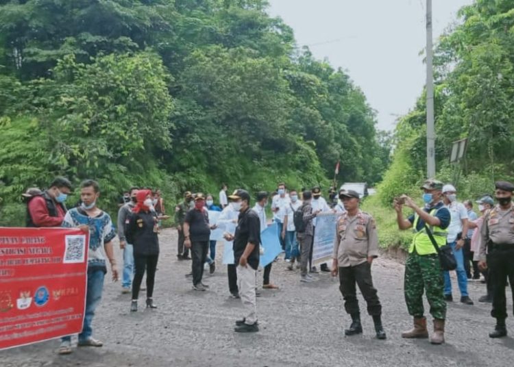 Puluhan warga Kecamatan Tanah Abang, Kabupaten PALI saat melakukan aksi unjuk rasa di ruas Jalan Raya Tanah Abang, Kamis (30/9/2021). (fornews.co/ist)