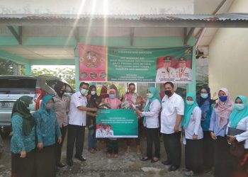 Pemberian ikan segar oleh Dinas Perikanan Kabupaten Muba. (fornews /ist)