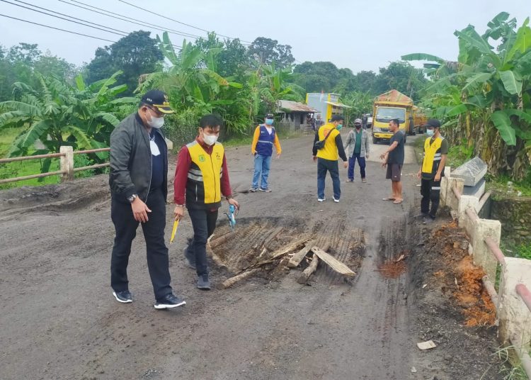 Dodi Reza meninjau langsung kondisi salah satu titik kerusakan jalan di Kabupaten Musi Banyuasin. (fornews / ist)
