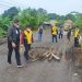 Dodi Reza meninjau langsung kondisi salah satu titik kerusakan jalan di Kabupaten Musi Banyuasin. (fornews / ist)