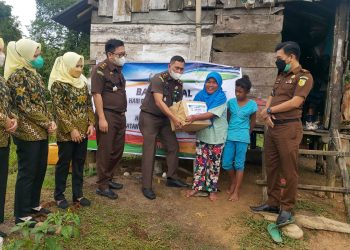 Penyerahan bantuan sosial kepada salah satu warga yang terdampak pandemi COVID-19 oleh pihak Kejaksaan Negeri Musi Banyuasin. (fornews / ist)