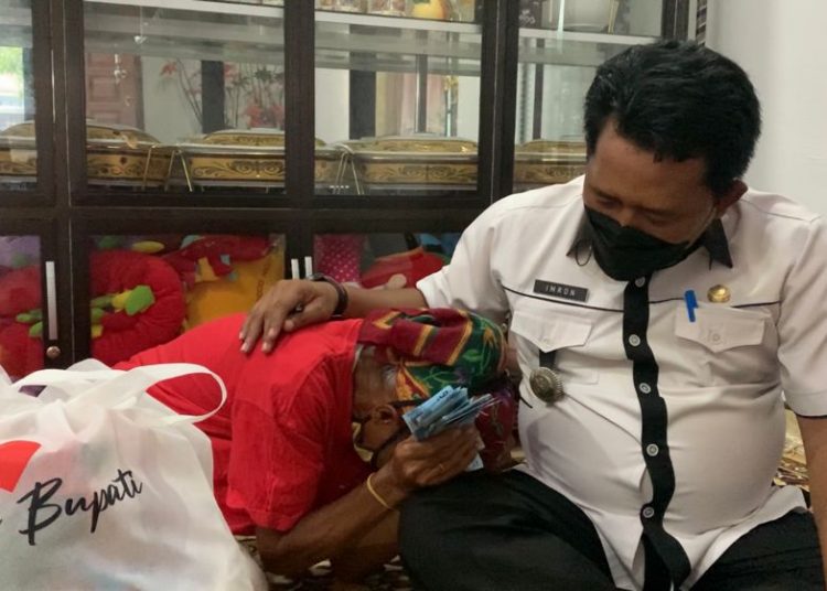 Camat Bayung Lencir mewakili Bupati Musi Banyuasin menyerahkan bantuan kepada korban kebakaran. (fornews / ist)