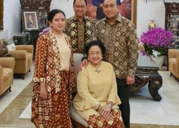 Puan Maharani bersama sang ibu yang juga mantan Presiden RI, Megawati tampak kompak menggunakan Gambo Muba. (fornews / ist)