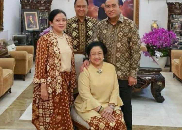Puan Maharani bersama sang ibu yang juga mantan Presiden RI, Megawati tampak kompak menggunakan Gambo Muba. (fornews / ist)