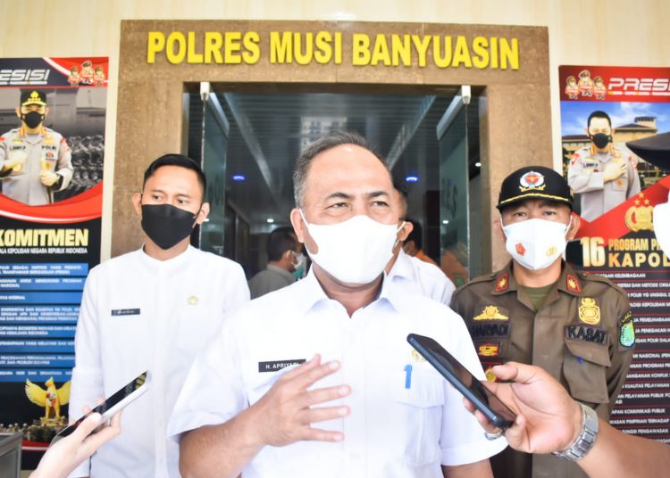 Sekda Musi Banyuasin saat memberikan keterangan pers usai rapat. (fornews /ist)