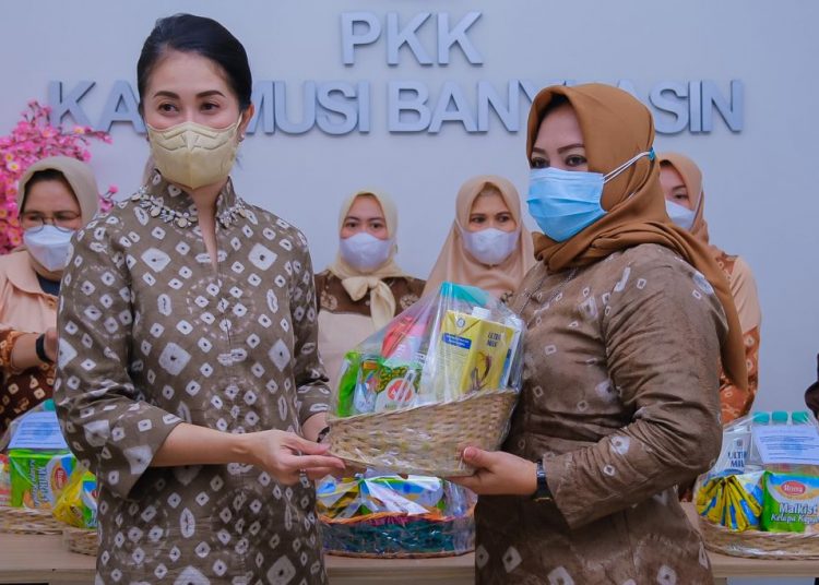 Ketua TP PKK Muba, Thia Yufada saat menyerahkan bantuan secara simbolis dalam rangka memperingati HUT RI ke-76, (fornews / ist)