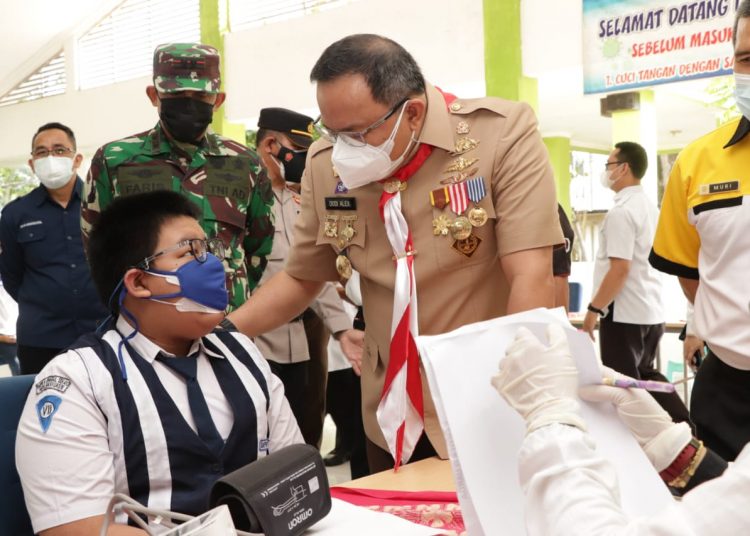 Dodi Reza saat meninjau pelaksanaan vaksinasi bagi pelajar di Kabupaten Muba. (fornews / ist)