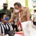 Dodi Reza saat meninjau pelaksanaan vaksinasi bagi pelajar di Kabupaten Muba. (fornews / ist)