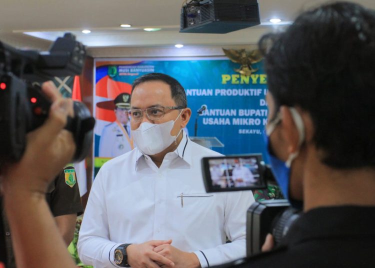 Bupati Muba, Dodi Reza Alex Noerdin saat memberikan keterangan kepada awak media. (fornews / ist)