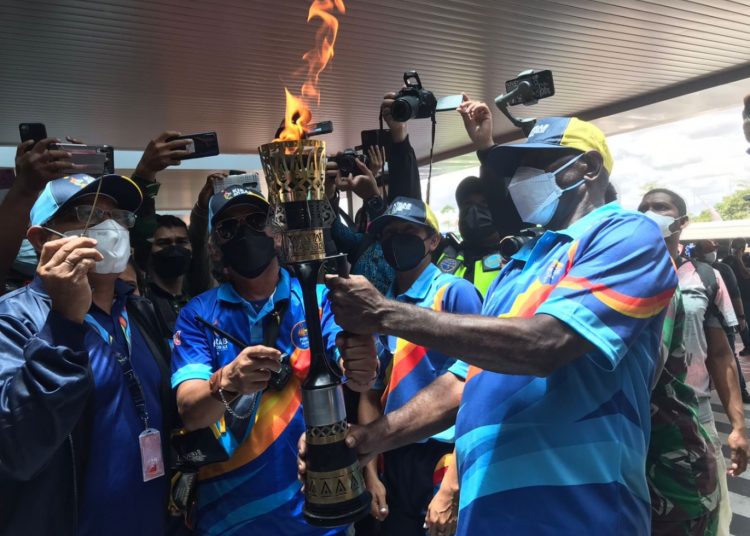 Obor Api PON XX Papua 2021 dalam perjalan kirab Api PON dari Klamono Sorong menuju Stadion Lukas Enembe, Jayapura, Kamis (30/9/2021). (fornews.co/ist)

 