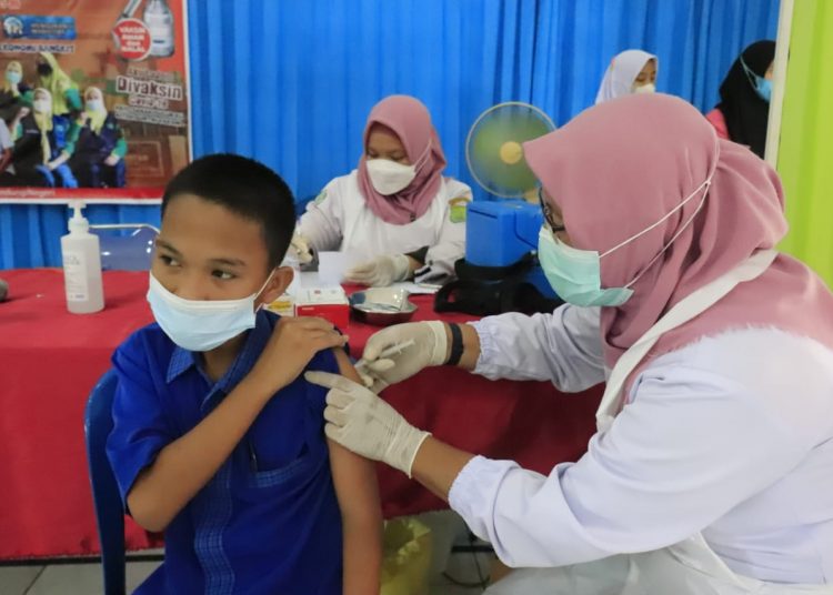 Pelajar SMK Negeri 1 Sekayu, saat menerima suntikan vaksinasi dari vaksinator, Rabu (8/9/2021). (fornews.co/humas pemkab muba)