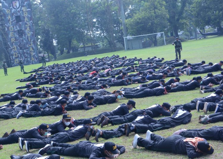 Perangkat desa dari Kabupaten Muba saat dilatih anggota Batalyon Infantri Raider 300, Cianjur, Jawa Barat, Rabu (22/9/2021) kemarin. (fornews.co/humas pemkab muba)