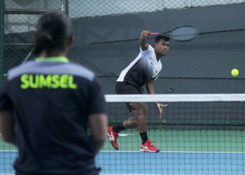 Petenis Papua PON PAPUA XX, Ramadhan Tri Saniawan, di babak penyisihan berhasil mengalahkan atas lawannya dari Sumsel, Rafidhiya Muhamad dengan skor akhir 2-6, 6-2, 6-4, di Lapangan tennis Sian Soor, Wali Kota Jayapura, Minggu (26/9/2021) kemarin. (fornews.co/PB PON PAPUA XX/Husni Oa)

 