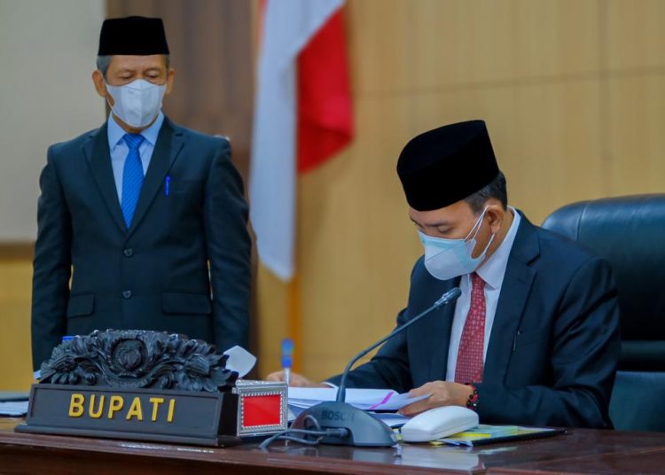 Plt Bupati Muba, Beni Hernedi menandatangi Persetujuan Keputusan Bersama R-APBD Kabupaten Muba Tahun Anggaran 2022, pada Rapat Paripurna DPRD di Ruang Rapat Paripurna DPRD Muba, Kamis (21/10/2021). (fornews.co/humas pemkab muba)
