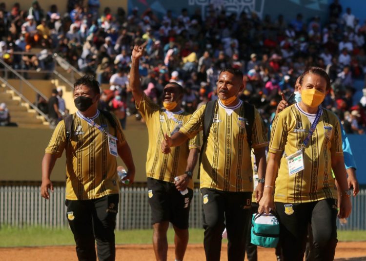 Pelatih Kepala Tim PON Papua, Eduard Ivakdalam (kedua dari kanan) bersama tim official Sepakbola putra PON Papua. (fornews.co/ foto:PB PON XX Papua/Husni Oa)