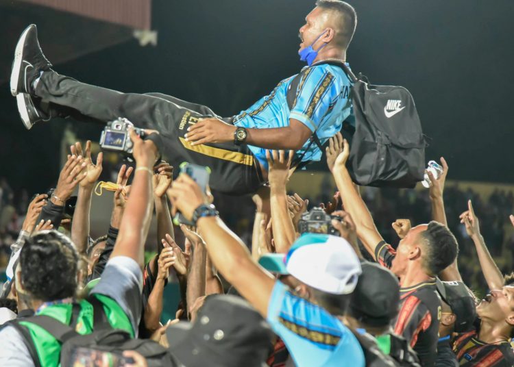 Pelatih Kepala Tim Papua, Edward Ifakdalam, saat diangkat anak asuhnya usai mengalahkan tim Aceh dengan skor 2-0 pada Final Sepakbola PON XX Papua, di Stadion Mandala, Jayapura, Kamis (14/10/2021). (fornews.co/Foto: PB PON XX Papua/Martona)