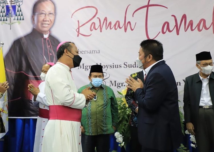 Gubernur Sumsel Herman Deru bersama Wakil Gubernur Mawardi Yahya, saat berbincang dengan Keuskupan Agung Palembang, Mgr Aloysius Sudarso SCJ, yang telah purnabakti, Gereja Santo Yoseph Palembang, Minggu (10/10/2021) malam. (fornews.co/humas pemprov sumsel)
