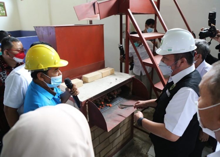 Gubernur Sumsel Herman Deru, saat berdialog dengan peserta pelatihan kewirausahaan di Kantor UPTD BLKPPkT Disnakertrans Sumsel, Rabu, (13/10/2021). (fornews.co/humas pemprov sumsel)