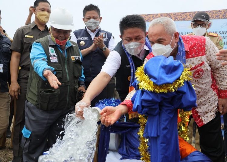 Gubernur Sumsel Herman Deru dan Ketua umum Perhiptani Isran Noor, didampingi Bupati OKU Timur Lanosin Hamzah, saat mengaliri areal persawahan pada peresmian Listrik Masuk Sawah dan Electrifying Agriculture Bantuan PLN Pertama di Sumsel, di Desa Peracak, Kecamatan Bunga Mayang, OKUT, Senin (4/10/2021). (fornews.co/humas pemprov sumsel)