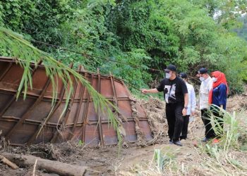 Gubernur Sumsel, Herman Deru saat berada di lokasi bencana banjir bandang di Kecamatan Pasemah Air Keruh Kabupaten Empat Lawang, Rabu (27/10/2021). (fornews.co/humas pemprov sumsel)