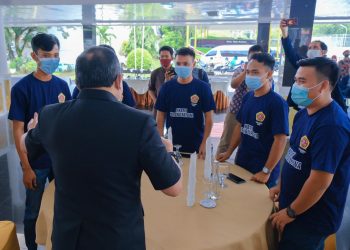 Bupati Muba, Dodi Reza Alex Noerdin saat berbincang dengan para anggota Karang Taruna Kabupaten Muba. (fornews / ist)