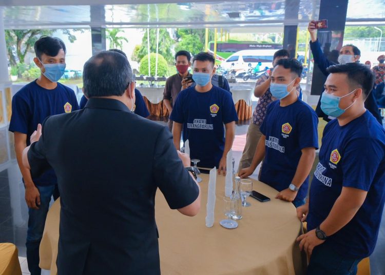 Bupati Muba, Dodi Reza Alex Noerdin saat berbincang dengan para anggota Karang Taruna Kabupaten Muba. (fornews / ist)