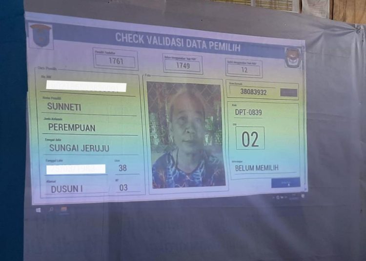 Proses validasi data salah seorang pemilih. (fornews/ist)