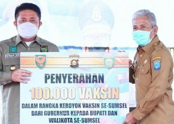 Bupati OKI, H Iskandar SE saat menerima secara simbolis vaksin COVID-19 dari Gubernur Sumsel, Senin (18/10). (Fornews / ist)