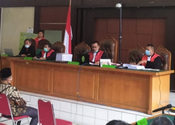 Bupati Muara Enim non aktif, Juarsah, saat mendengarkan putusan dari Ketua Majelis Hakim, Sahlan Effendi SH MH, pada sidang di Pengadilan Klas 1A Khusus Palembang, Jumat (29/10/2021). (fornews.co/ist)