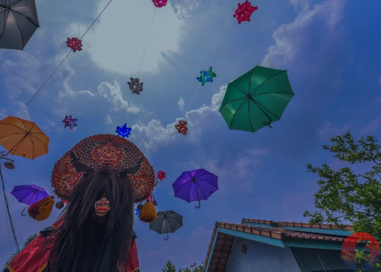 Pengunjung Kampung Sugi Waras sedang mencoba Barongan hasil karya warga yang memiliki kemampuan membuat kerajinan dan ukiran kayu, Selasa (26/10/2021). (fornews.co/ mushaful imam)