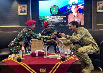 Pemimpin senior Angkatan Darat Australia, Mayor Jenderal Justin Frederick Ellwood, DSC, AM, berdialog dengan Danjen Kopassus Mayjen TNI Mohammad Hasan, saat berkunjung ke markas Makopassus, beberapa waktu lalu. (fornews.co/ist)