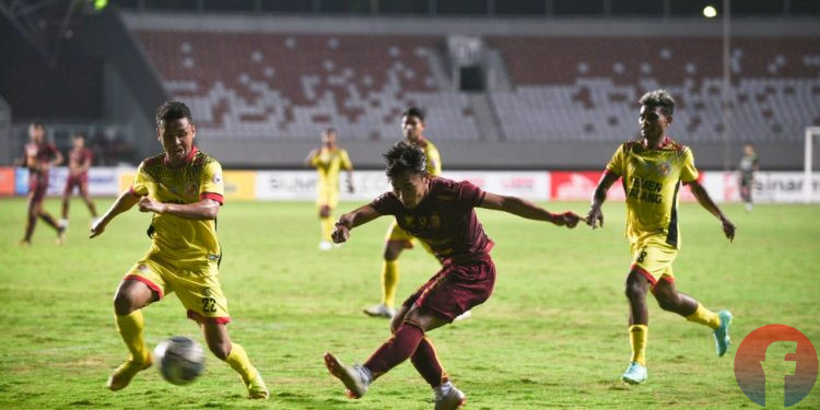 Sriker Sriwijaya FC melepaskan tembakan kaki kiri ke arah gawang Semen Padang, pada partai kedua penyisihan Grup A Liga 2 Indonesia, di Stadion Gelora Sriwijaya Jakabaring, Palembang (11/10/2021). (fornews.co/mushaful imam)