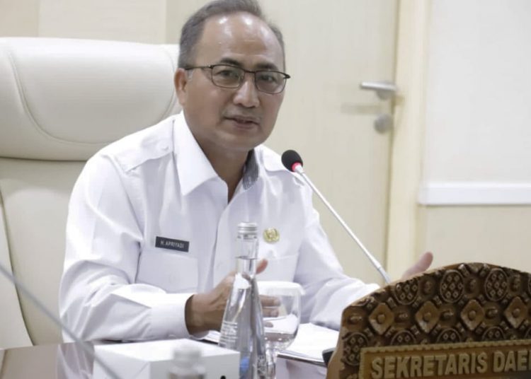 Sekda Muba, Apriyadi, saat memimpin rapat teknis rencana penanganan kebakaran sumur Senin (25/10/2021) kemarin. (fornews.co/humas pemkab muba)
