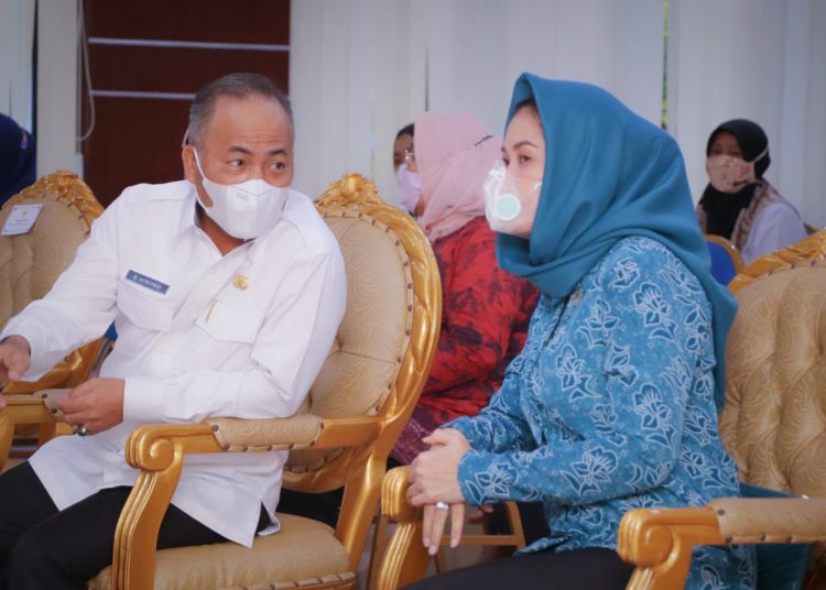 Sekda Muba Apriyadi bersama Ketua TP PKK Muba, Thia Yufada Dodi Reza, saat menghadiri pembukaan acara WKSBM di Auditorium Pemkab Muba, Kamis (07/10/2021). (fornews.co/humas pemkab muba)