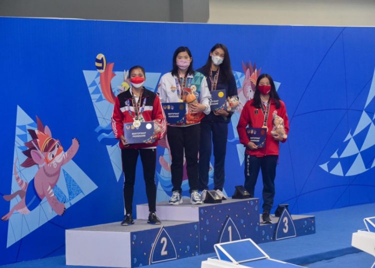 Atlet selam Papua, Margaretha Herawati dari Papua, akhirnya meraih medali emas untuk cabang olahraga Selam Kolam nomor 50 M Bifins Putri, di arena Aquatik, kawasan Stadion Lukas Enembe, Rabu (06/10/2021). (fornews.co/Humas PB PON XX Papua)