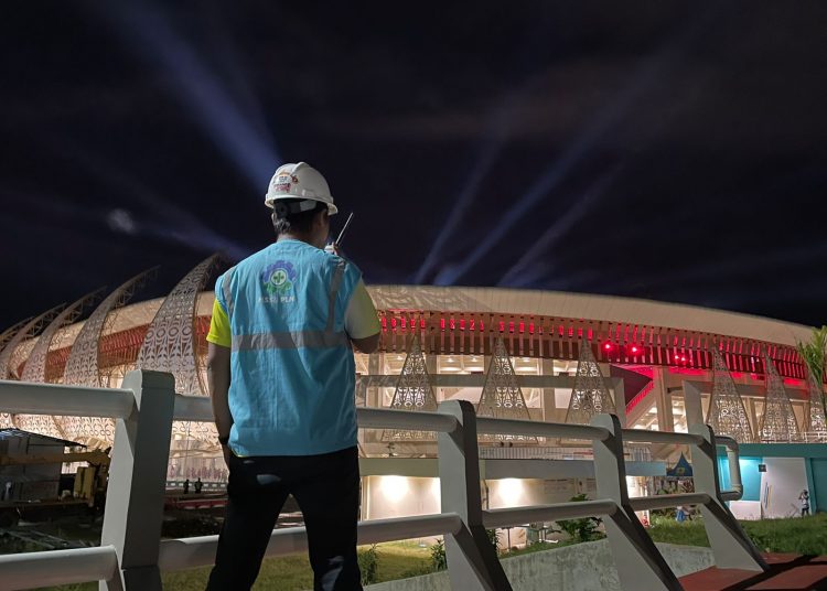 Petugas PLN tengah bersiaga di luar kawasan Stadion Lukas Enembe, Jayapura, saat Pembukaan PON XX Papua, Sabtu (2/10/2021). (fornews.co/ist)