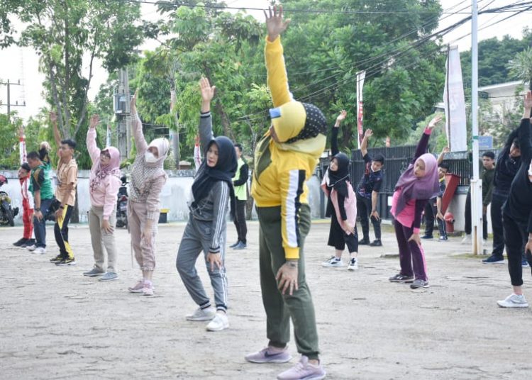 Para pegawai di lingkungan Dinas Kominfo Muba saat mengikuti senam bersama, Jumat (15/10). (fornews / ist)