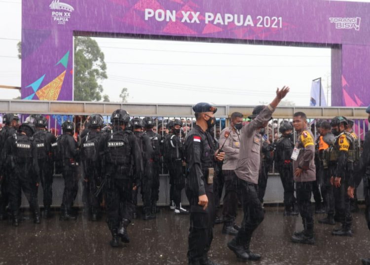 Ratusan penonton pertandingan final Tim Papua melawan Jabar mengantre di pintu gerbang GOR Futsal, Minggu (3/10/2021). (fornews.co/foto: Humas PPM/ Salmawati Bakri)