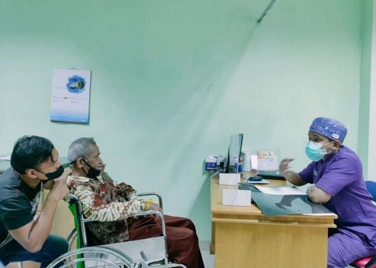 Pelayanan kesehatan di RSUD Sekayu, Senin (18/10/2021) yang tampak tetap menerapkan protokol kesehatan meski tren kasus COVID-19 di Muba terus melandai. (fornews / ist)